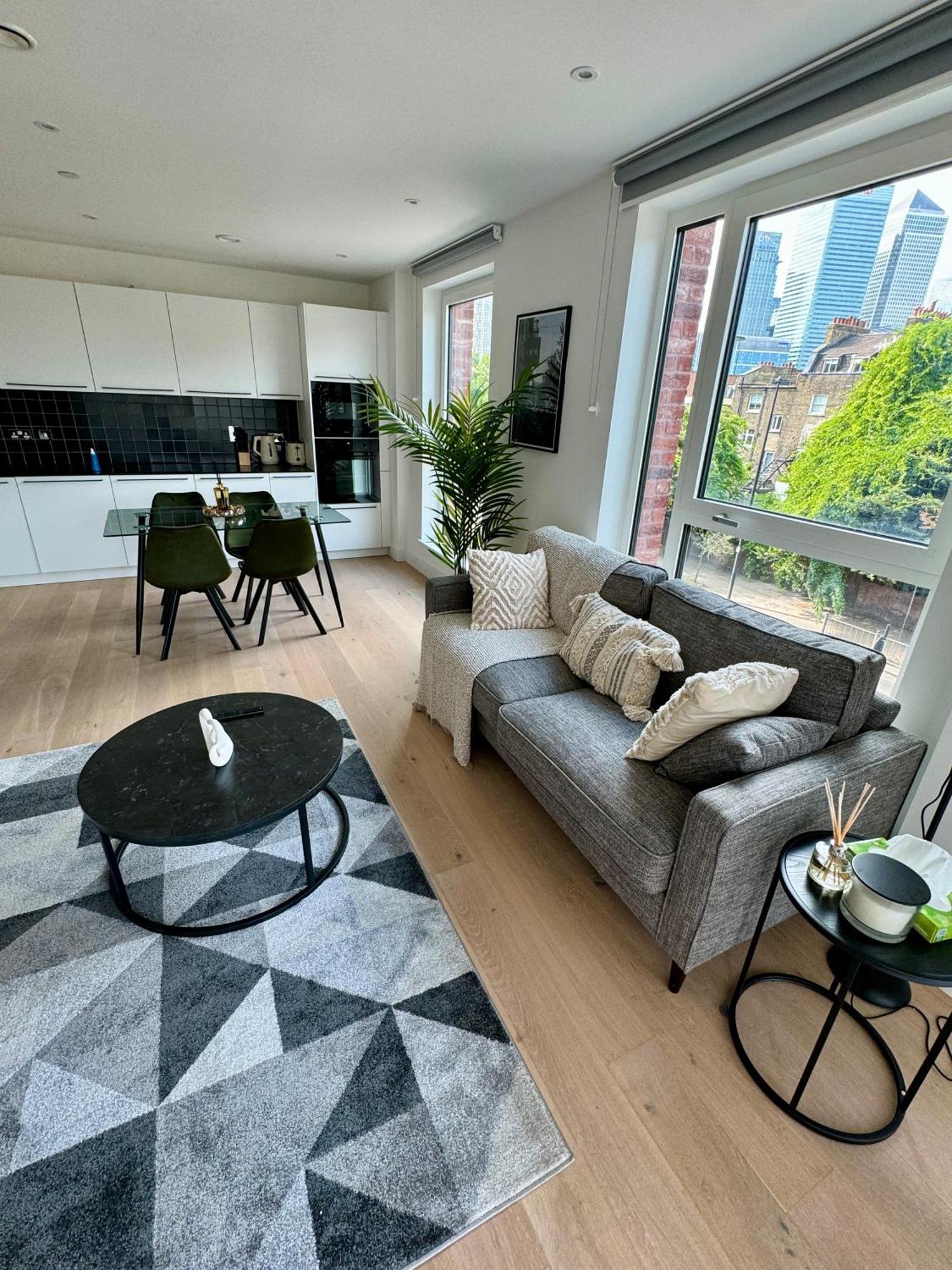 Amazing In Canary Wharf Two Bedroom Appartement *